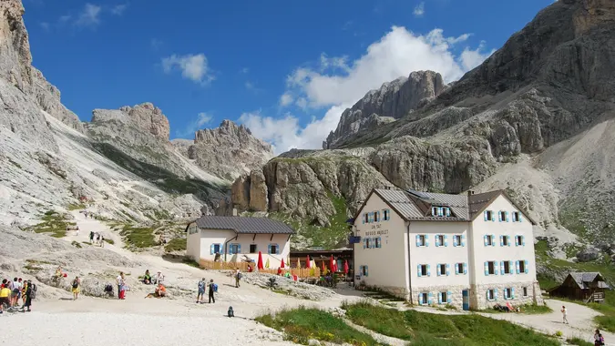 Situato nel suggestivo scenario della Val di Fassa, il Rifugio Vajolet offre un'esperienza unica nel cuore delle Dolomiti