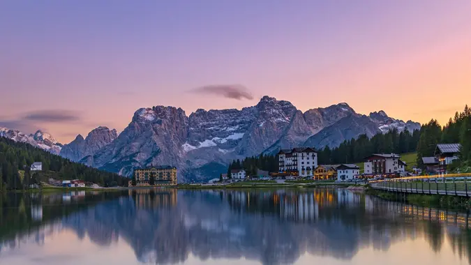 Lago di Misurina: Un paradiso naturale circondato dal Gruppo del Sorapis