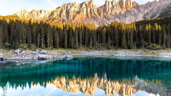 Le meravigliosi acque del Lago di Carezza con le Dolomiti