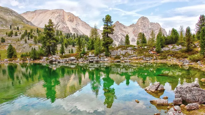 Le spettacolari acque del Lech Le Vert nel Parco Naturale Fanes-Sennes-Braies