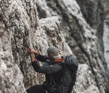 Sfida te stesso durante una incredibile ferrata nelle Dolomiti