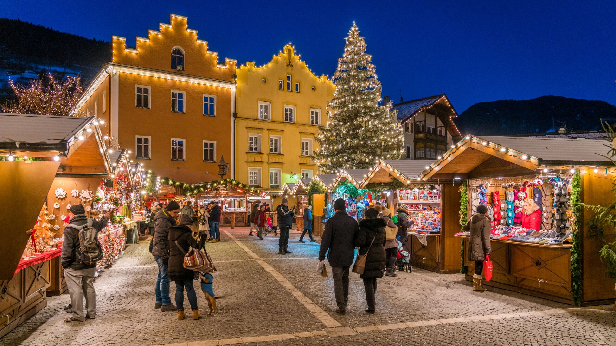 Christmas atmosphere and skiing in the beautiful Italian Dolomites