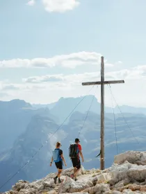 Couple Hiking 4 Peaks La Crusc - Dolomites