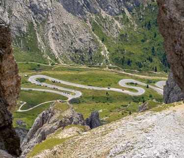 Passo Pordoi: Scalata leggendaria tra le Dolomiti, un must per ciclisti