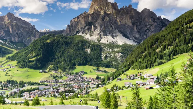 La cima del Sassongher svetta verso il cielo, dominando l'intera vallata.