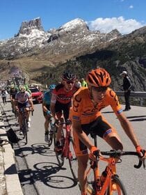 Giro d'Italia - Ciclisti in salita al Passo Falzarego
