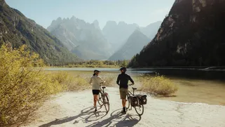 Cycling on the Dobbiaco Cortina, visiting the Dobbiaco Lake, ph IDM Sudtirol-Alto Adige, Alex Moling