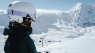 Skier on a piste enjoying snowy Dolomites peaks in the Italian Alps, Photo: IDM Suedtirol