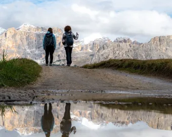 Simona e Manuela of InfoDolomites admiring the stunning Dolomites