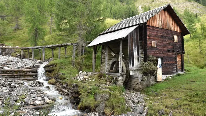 Mulino nella Valle dei Mulini a Lungiarü