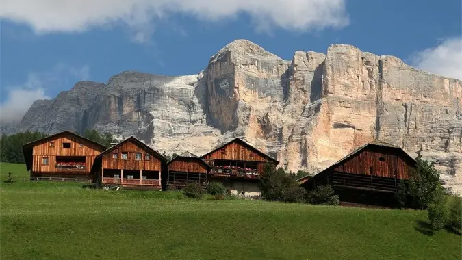 La Vila di Pransarores a Badia in Alta Badia con il Sasso Croce