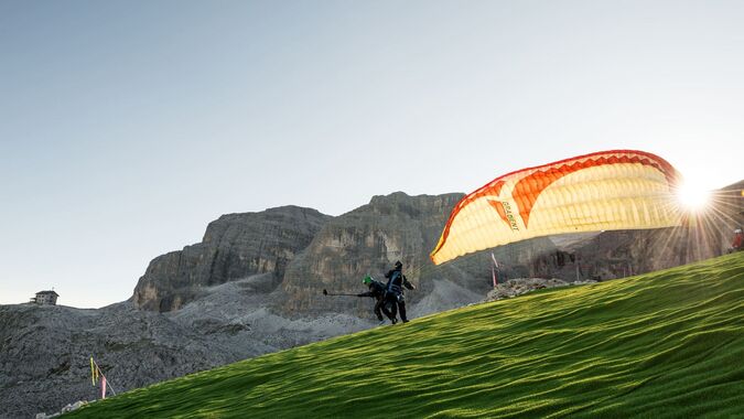 Parapendio nel gruppo del Sella in Alta Badia