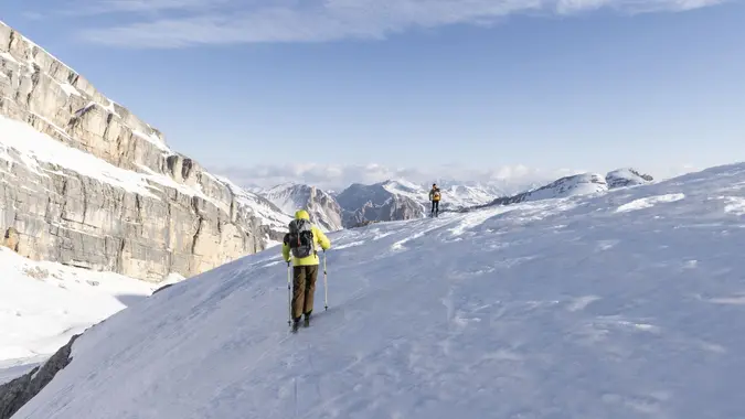 Emozioni uniche durante escursioni freeride tra le montagne delle Dolomiti