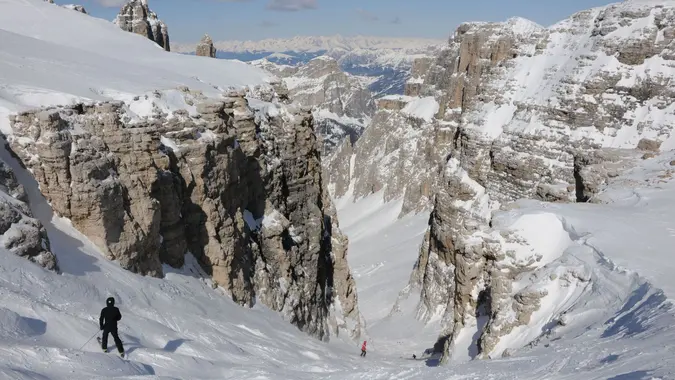 Discesa con gli sci lungo la Val de Mezdí nel gruppo del Sella