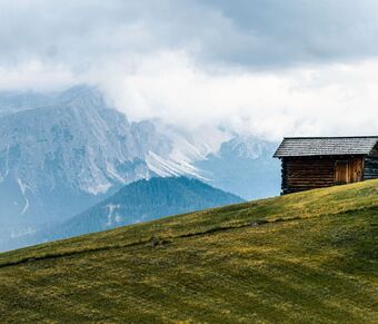 Tipica baita di montagna su uno dei curatissimi prati delle Dolomiti