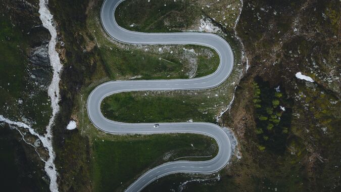 Vista aerea sulle strade dei Passi dolomitici