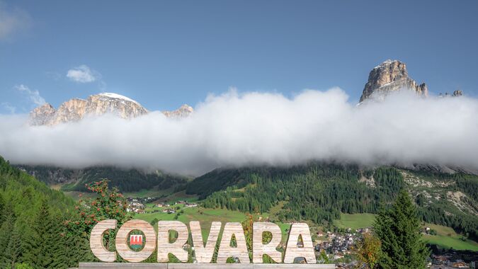 Il paesino di Corvara in Alta Badia con le montagne del Puez