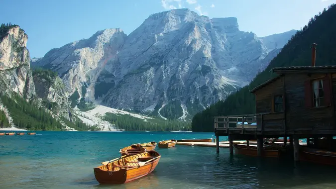 Lago di Braies circondato dalle montagne dolomitiche