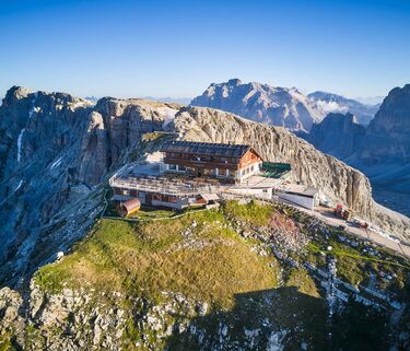 Il rifugio Lagazuoi arroccato sulle pareti delle Dolomiti