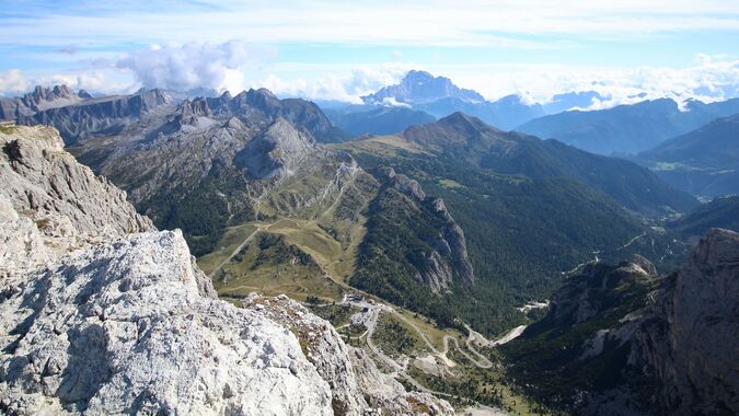 Le strade e le curve del Passo Falzarego