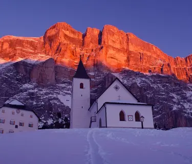 La chiesetta di Santa Croce durante l'enrosadira