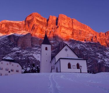 The little church of Santa Croce during the enrosadira