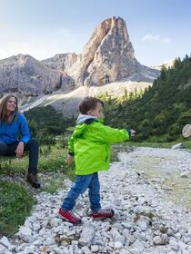 Families at the Scottoni hut in Alta Badia