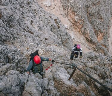 Momenti durante la traversata di una via ferrata sulle Dolomiti